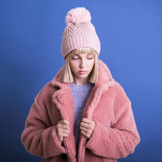 Dámská módní čepice s bambulí a perličkami červená