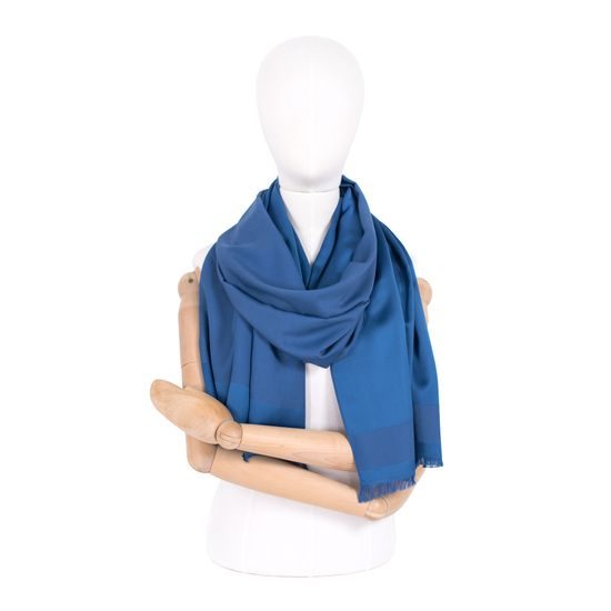 Dámský elegantní šedý šál s geometrickým lemem