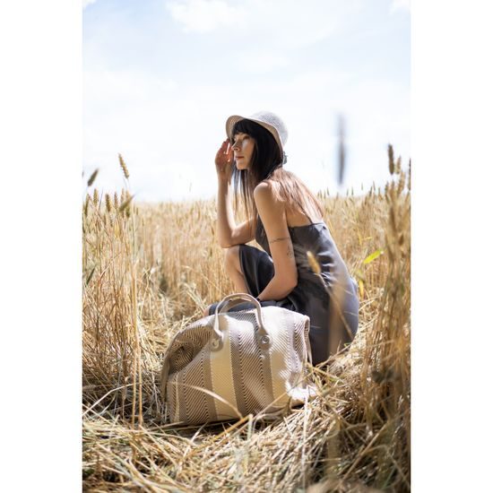 Pruhovaný klobouk s růžemi