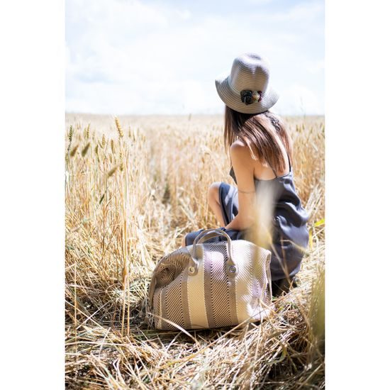 Pruhovaný klobouk s růžemi