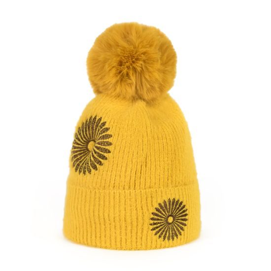 Žlutá čepice s květinou a bambulí