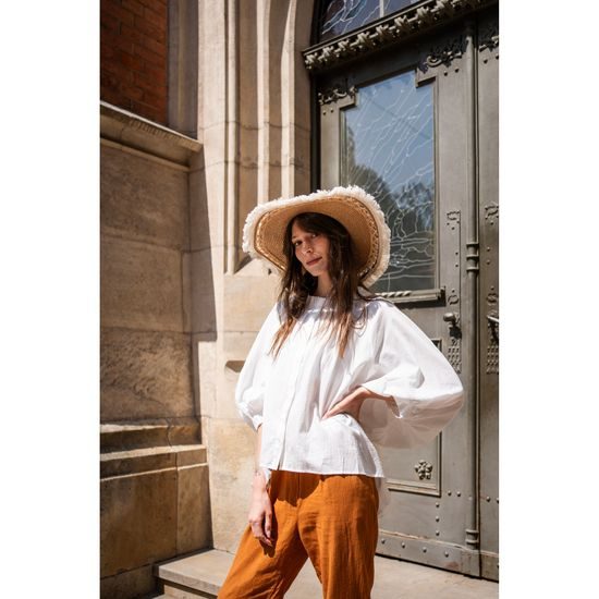 Vzdušný lehký klobouk se stuhou