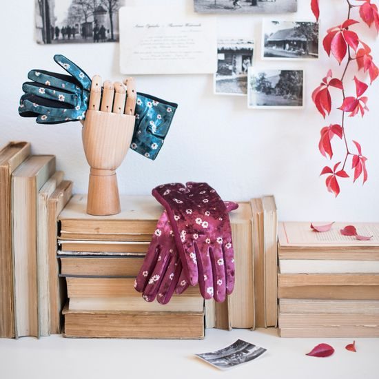 Rukavice s květinami modré