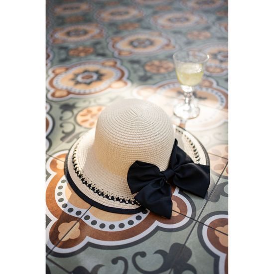 Klobouk se zdobeným lemem