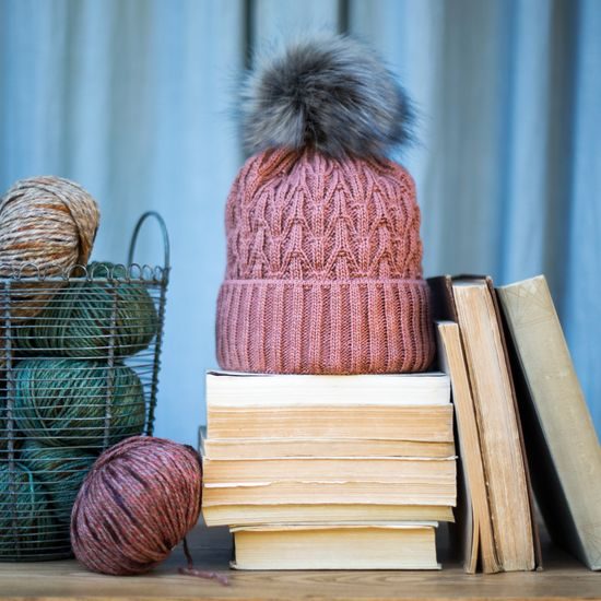 Čepice bordó s bambulí