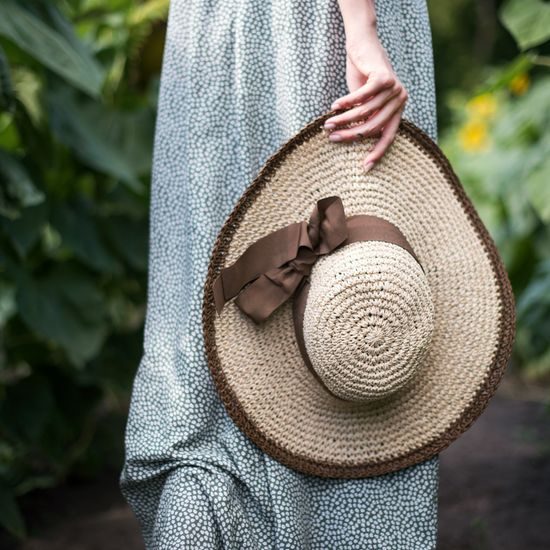 Lehký klobouk se širokým lemem