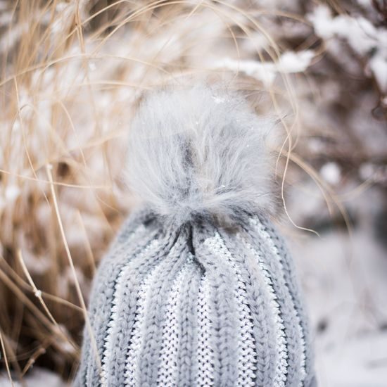 Čepice s bambulí šedá