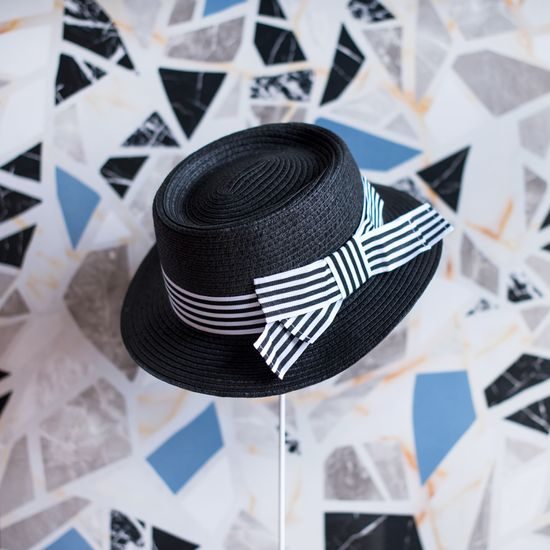 Klobouk s pruhovanou mašlí