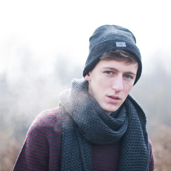 Minimalistická šedá čepice