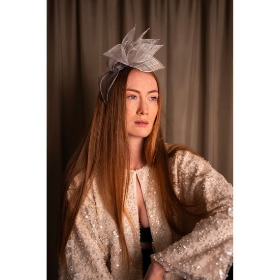 Fascinátor Erebus - světlešedý