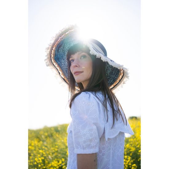 Vzdušný lehký klobouk se stuhou