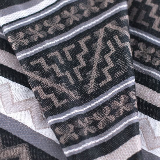 Dámský černý vzorovaný šál s třásněmi