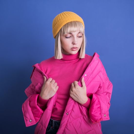 Černá čepice s pruhy