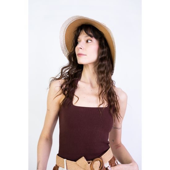 Klobouk se zdobeným lemem