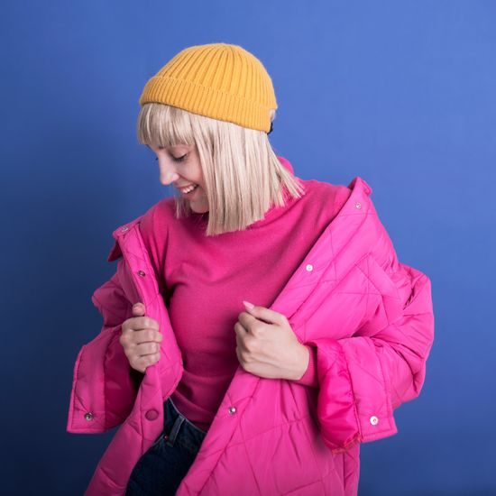 Žlutá čepice s pruhy