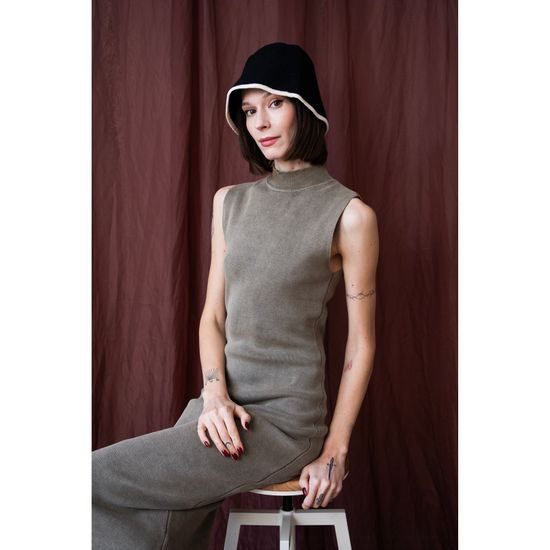 Velmi slušivý klobouček