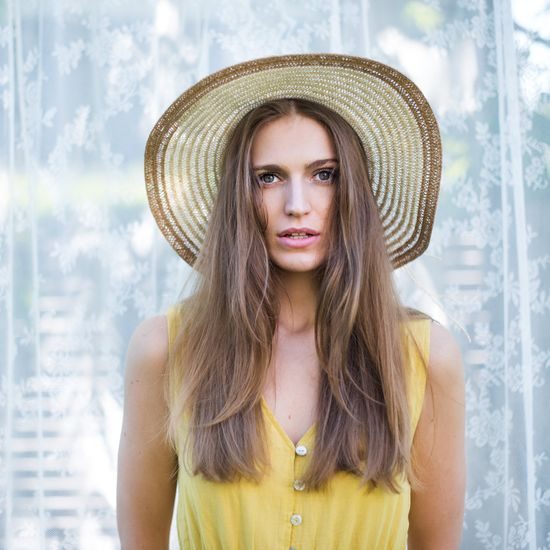 hnědý romantický dámský klobouk s korálky