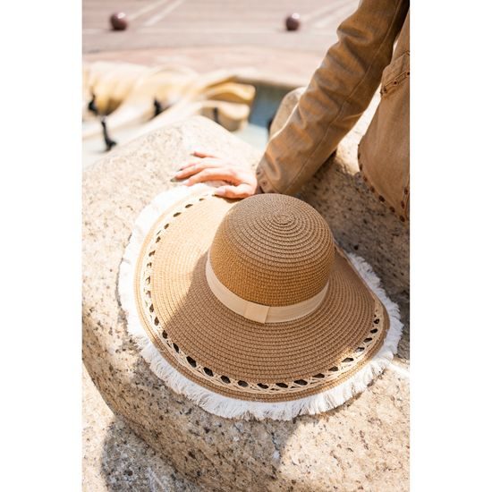 Vzdušný lehký klobouk se stuhou