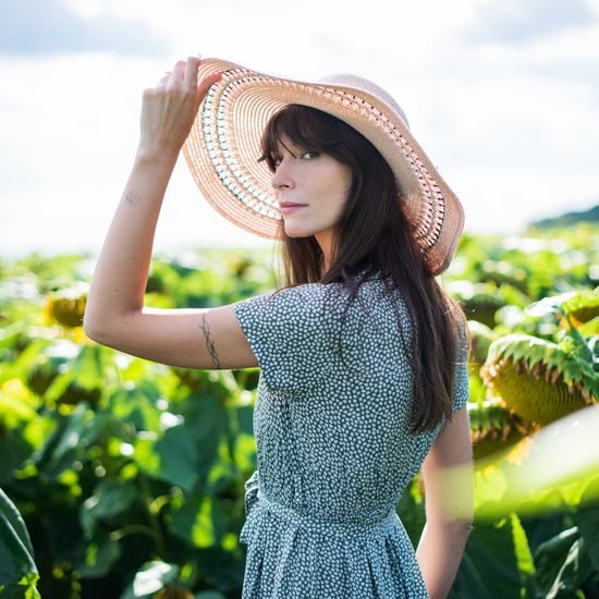 Klobouk s tenkou mašlí