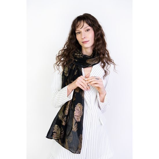 Černý šal s listy