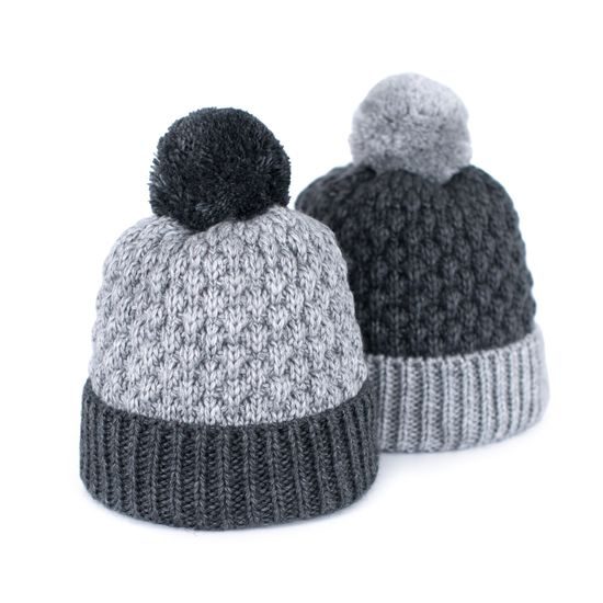 Čepice s tmavou bambulí světle šedá