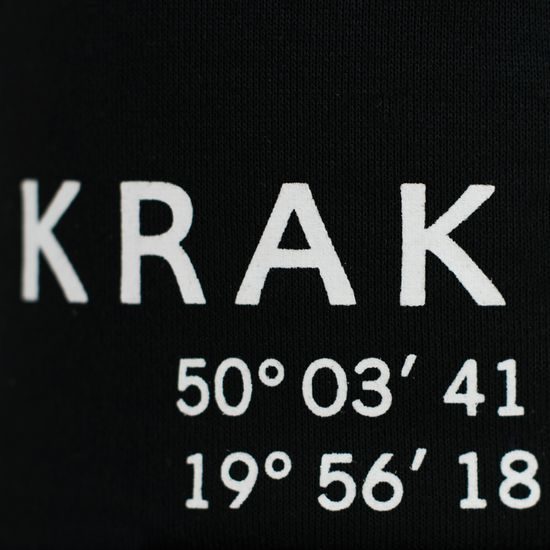 Přechodná tenká čepice s nápisem - černá