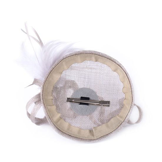 Elegantní bílý fascinátor
