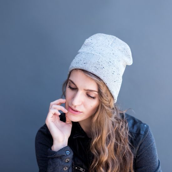 Minimalistická šedá čepice