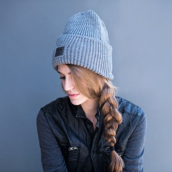 Zimní čepice s poker face motivem šedá