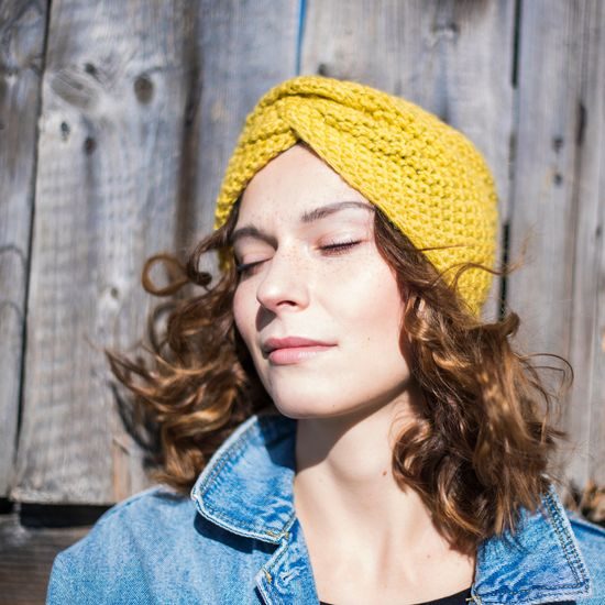 Podzimní pletená čelenka modrá