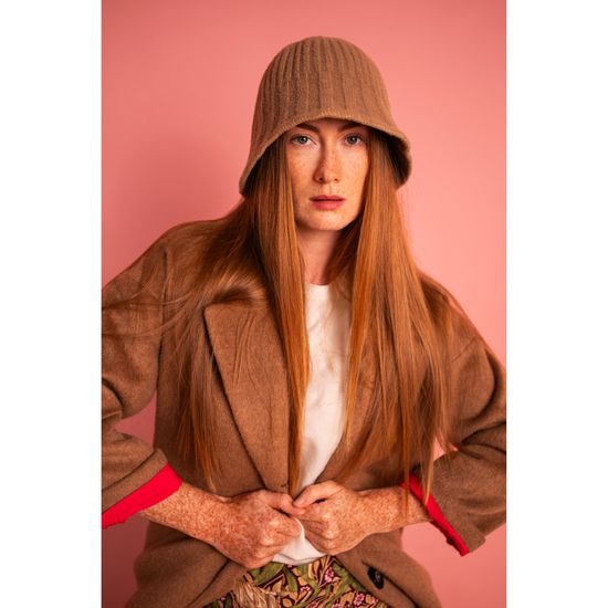 Teplý zimní klobouk - tmavobéžový