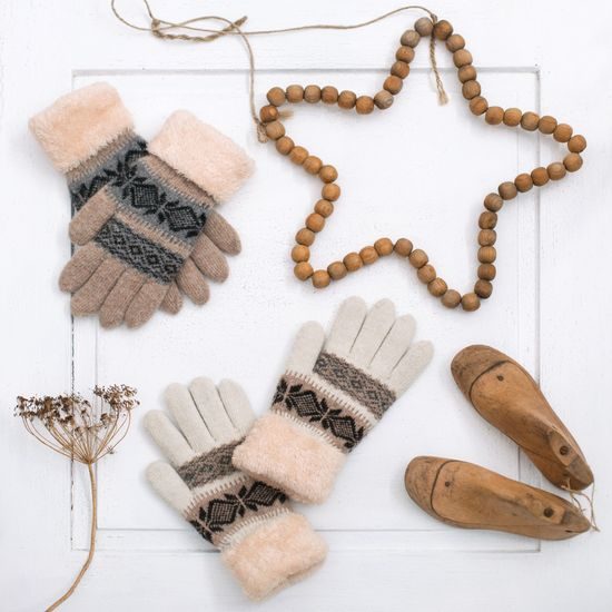 Šedé teplé rukavice se vzorem