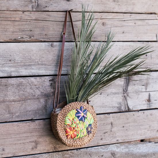 Boho kabelka kulatá s květinovým motivem