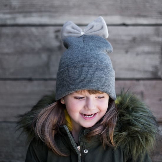 Dětská čepice s mašlí šedá