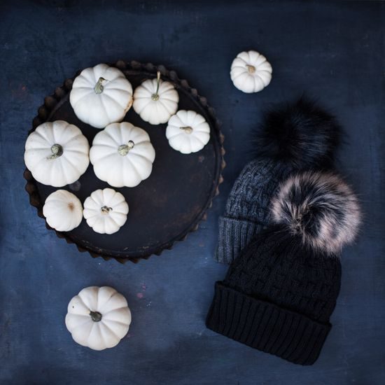 Čepice bordó s bambulí