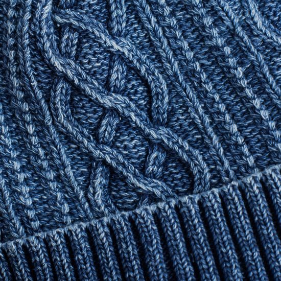 Černá pletená čepice