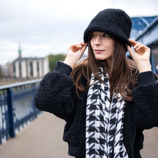 Slušivý klobouk na podzim a zimu oranžový