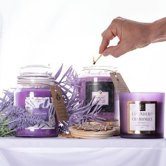 ARÔME Svíčka 400 g s dřevěným knotem a víčkem, Lavender and Chamomille