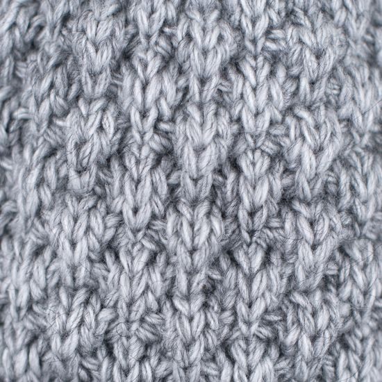 Čepice s tmavou bambulí světle šedá