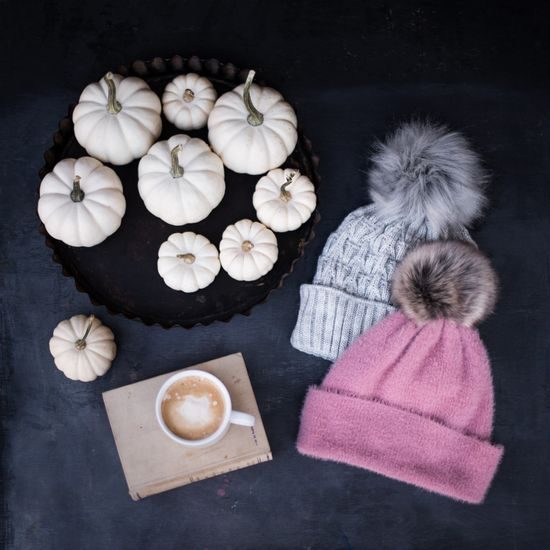 Čepice světlemodrá s bambulí