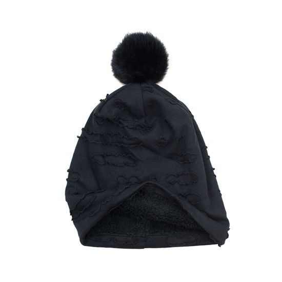 Černá čepice s bambulkou