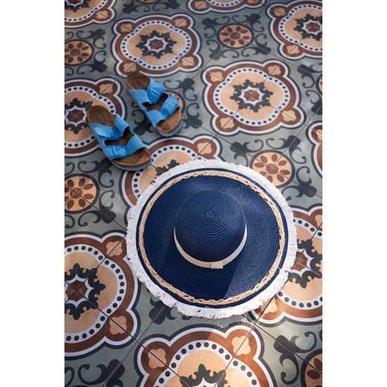 Vzdušný lehký klobouk se stuhou