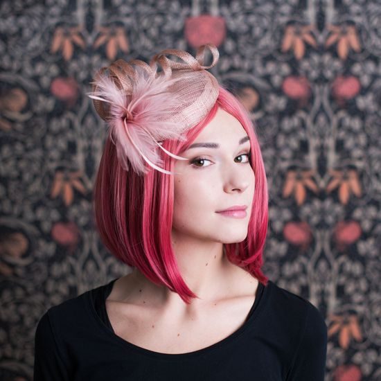 Elegantní bílý fascinátor