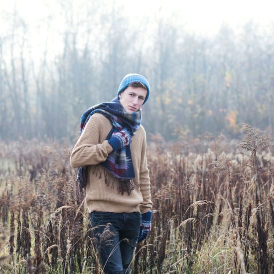 Šedé rukavice se soby