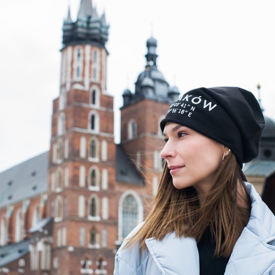 Přechodná tenká čepice s nápisem - černá