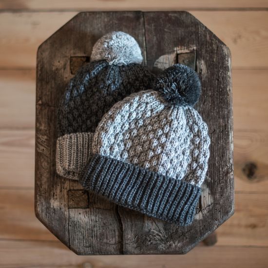 Čepice s tmavou bambulí světle šedá