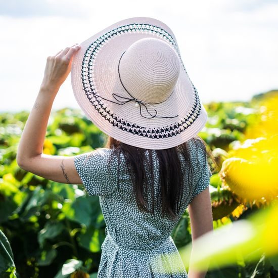 Klobouk s tenkou mašlí