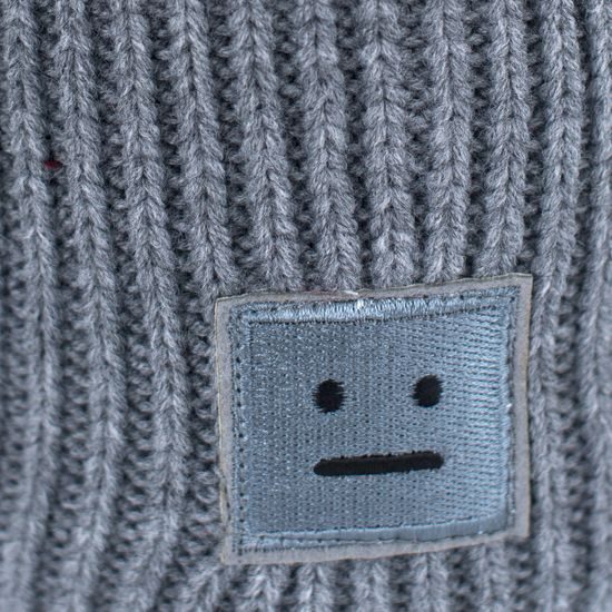 Zimní čepice s poker face motivem šedá