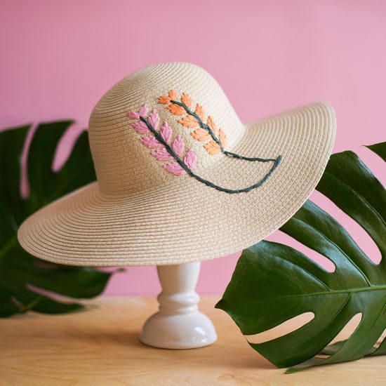 Letní klobouk se zdobeným lemem - bílý