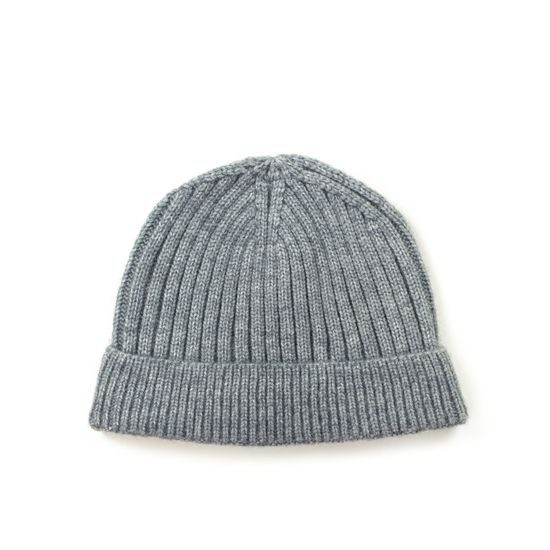 Černá čepice s pruhy